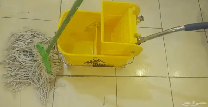 دلو مسح مع عصاره باللون الأصفر 1