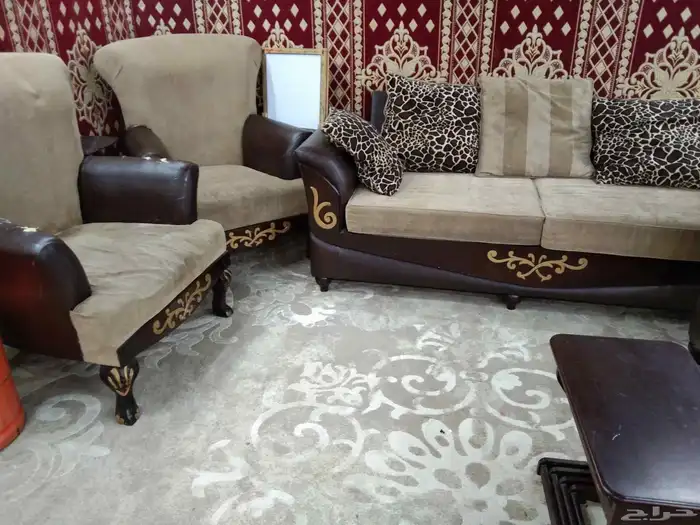 كنب 5 قطع و 4 طاولات تقديم وطاولة ضيافه في ينبع 0