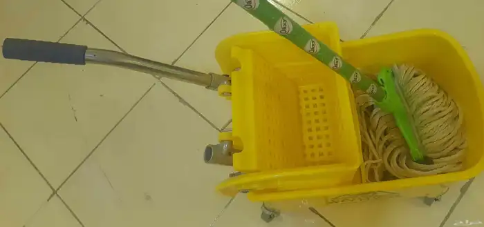 دلو مسح مع عصاره باللون الأصفر 0