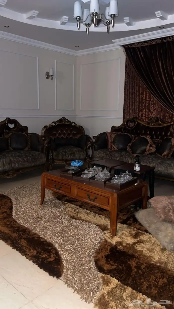 كنب استخدام نظيف طقم كامل بدون الطاولات مع الزوليه 8