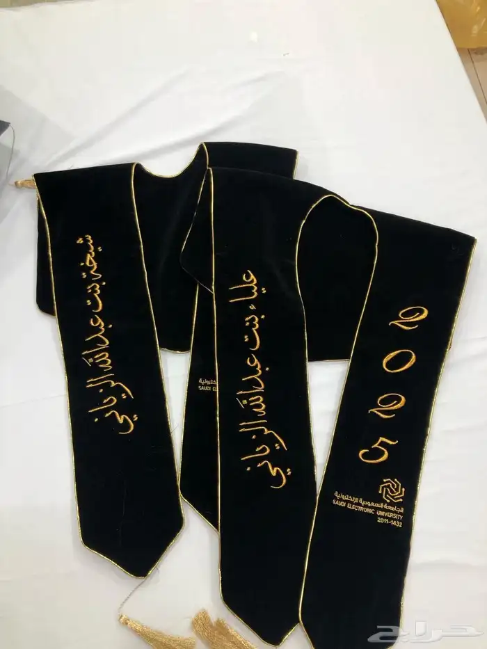 تصاميم وتطريز قبعات ووشاحات التخرج   لمسة أنيقة تخل د ذكر 6