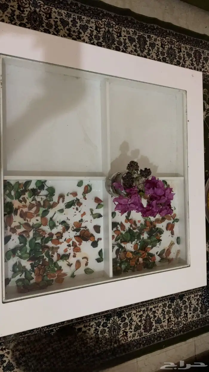 طاوله والله نظيفه ولها 4 سنوات معي وكمان معها طاولات خدمه 1