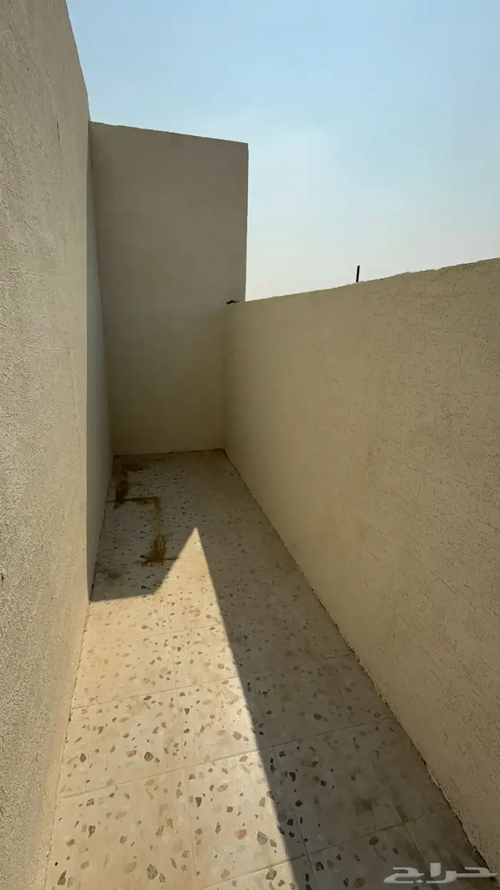 للبيع ملحق 6 غرف مع 2 سطح خاص حي احد 71 19