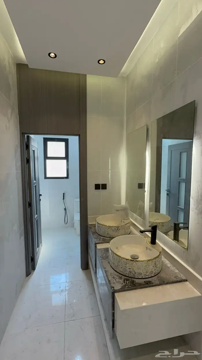 للبيع ملحق 6 غرف مع 2 سطح خاص حي احد 71 5