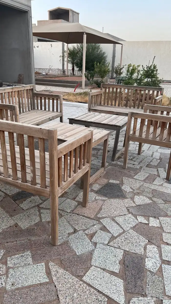 جلسه خارجيه تتكون من 4 كراسي و2 طاوله خشب اصلي ثقيل 1