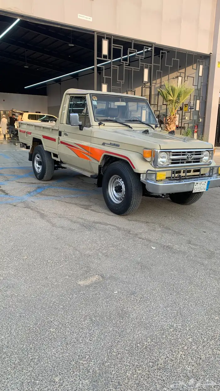 تويوتا شاص 1995 واقف الممشى على ((350)) 1