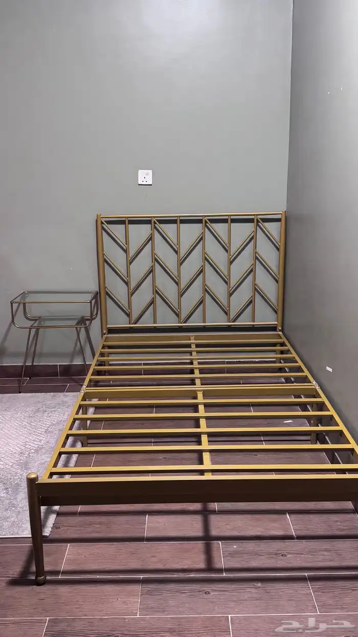 سرير وكومدينه للبيع 0