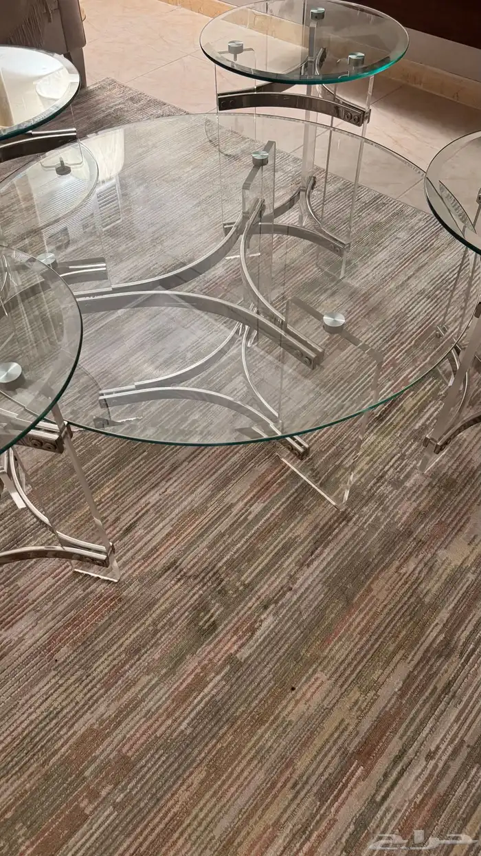 للبيع طاوله نظيفه وحدا كبيره واربع خدمات معها 2