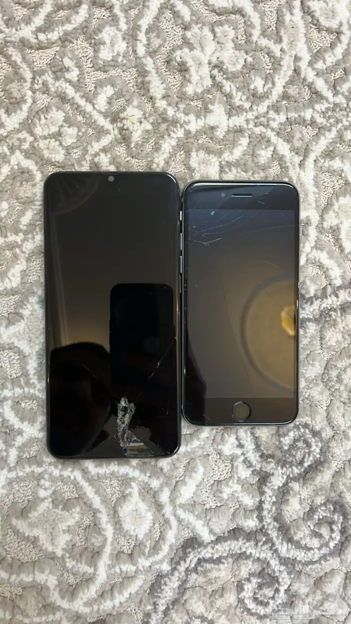 جوالين آيفون وجالكسي يبي الجلكسي شاشه وإلا يفون يشتغل وبطفا 0