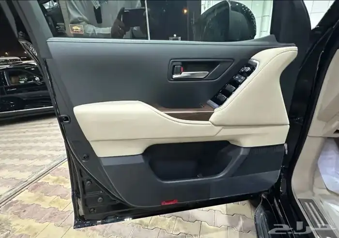 تويوتا لاندكروزر GXR موديل 2025 اصفار رقم 4 فل كامل 16