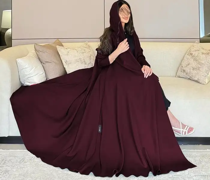عبايه من المصممه لوف عنابيه وفيها لوقو تحت مقاس 54 0