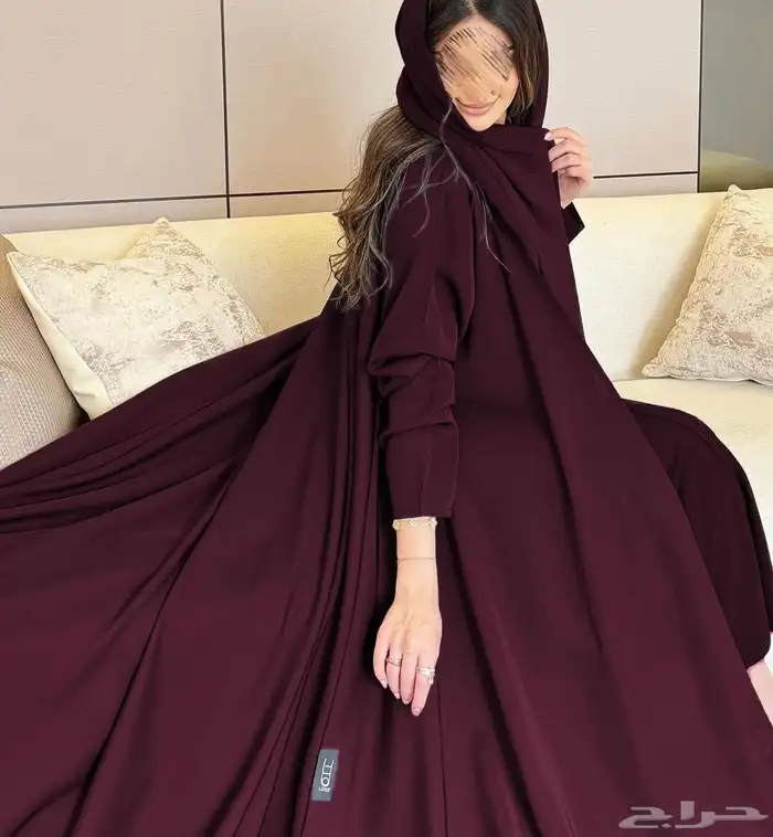 عبايه من المصممه لوف عنابيه وفيها لوقو تحت مقاس 54 2