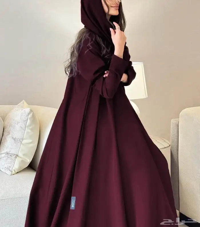 عبايه من المصممه لوف عنابيه وفيها لوقو تحت مقاس 54 1