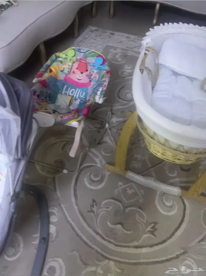 سرير نوم للطفل وهزازين واحد كهربائي و واحد لا 1