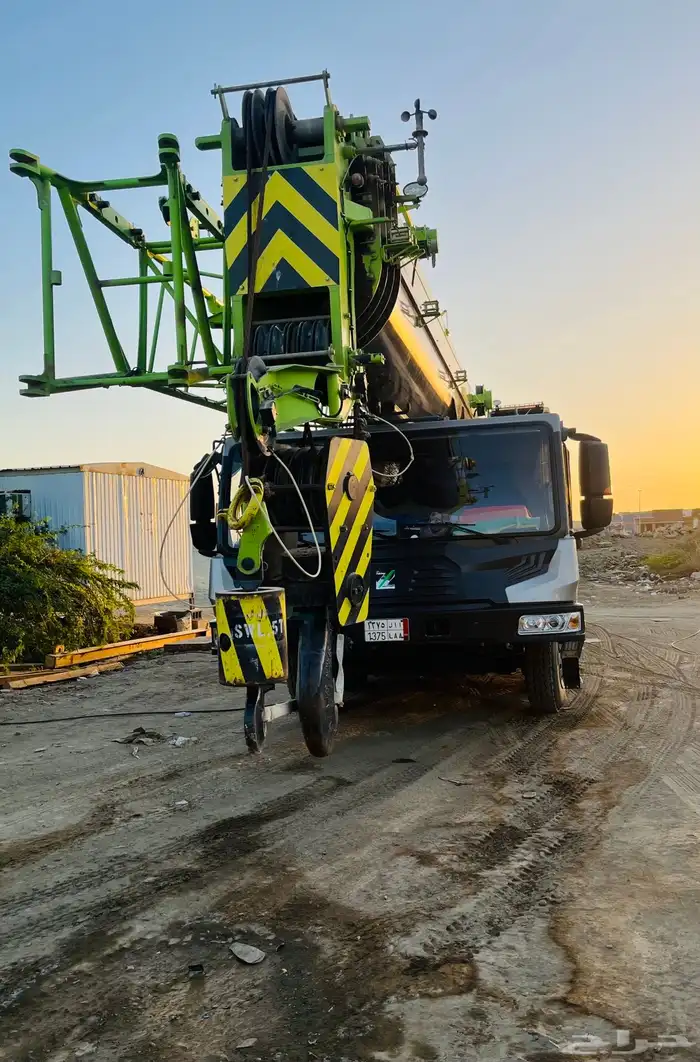 Crane and flatbed Renral 1