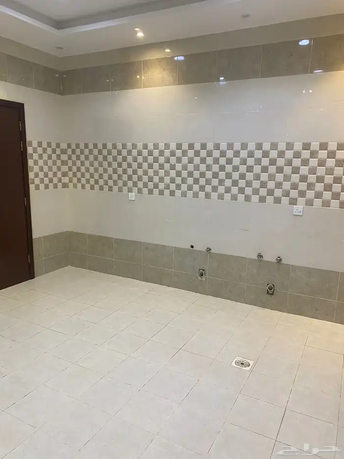 شقه للايجار 5 غرف في حي الصالحيه 5