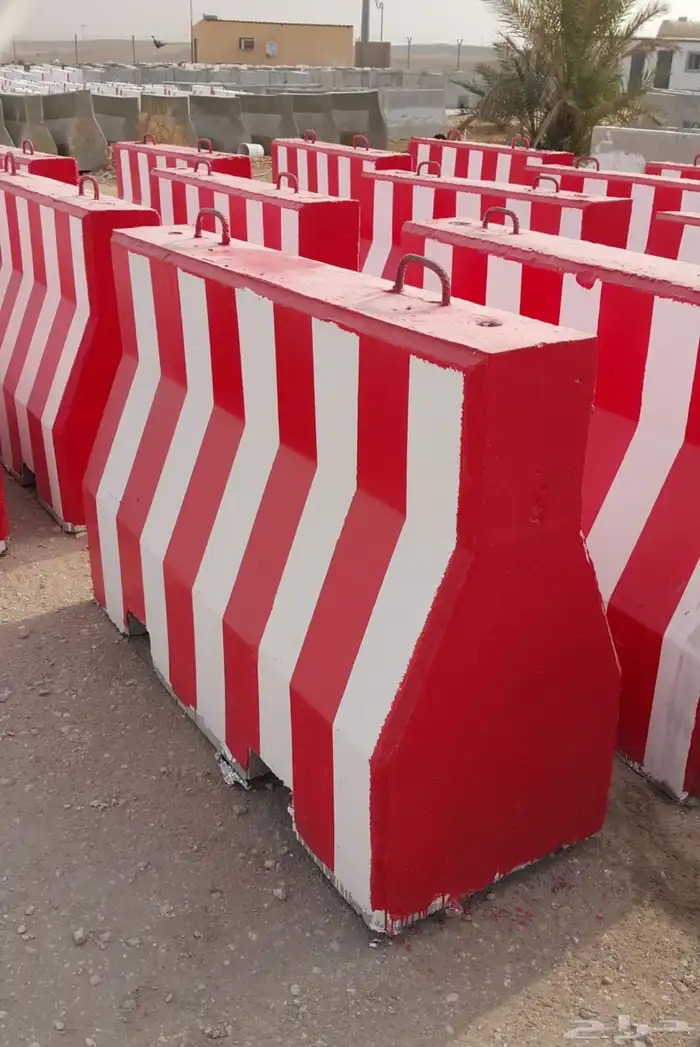 نوفر جميع أنواع أعمدة الإنارة والقواعد الخرسانية 9