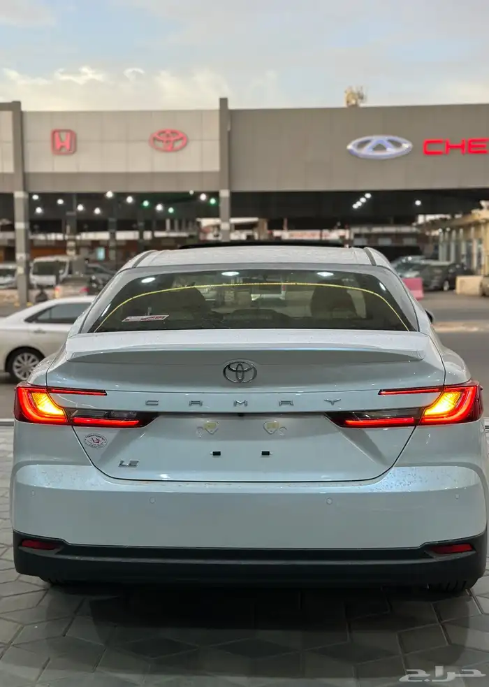 تويوتا كامري LE بنزين الوان ابيض موديل 2025 5