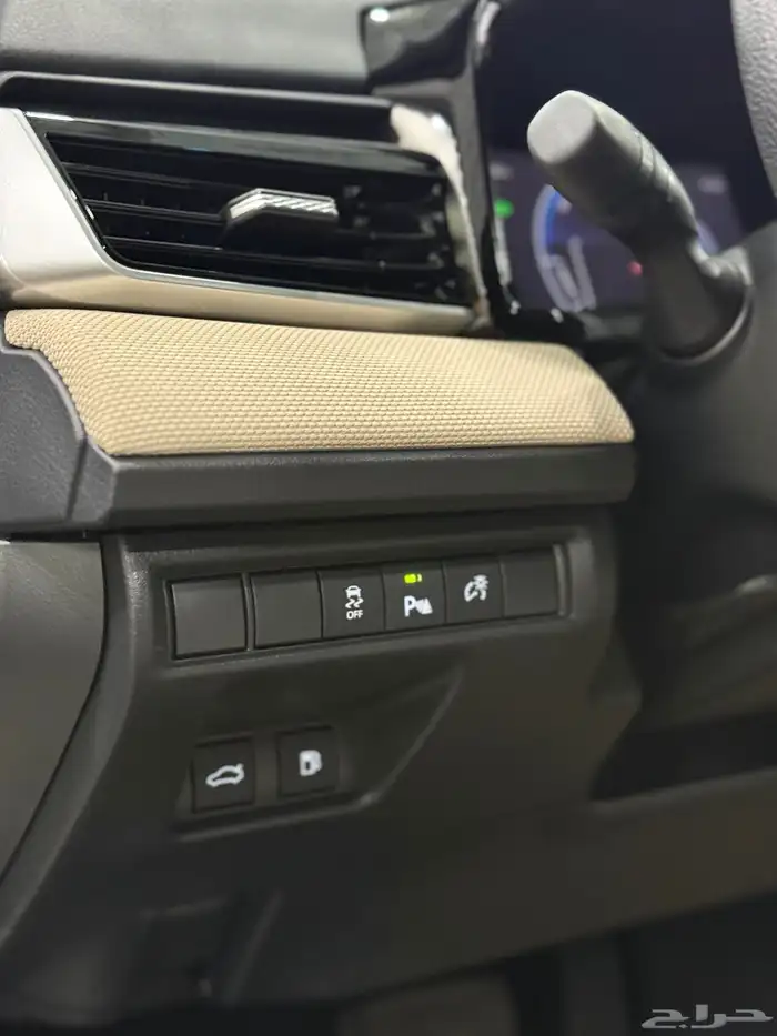 تويوتا كامري 2025 E هايبرد اصفار 16