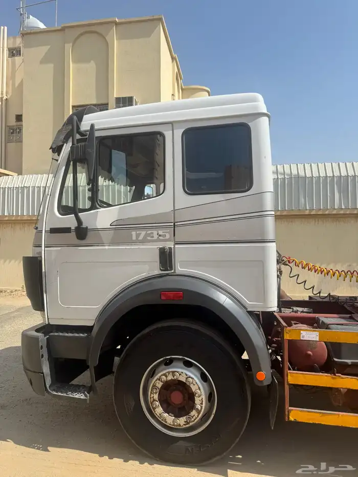 رأس تريلة مع تانكي 4