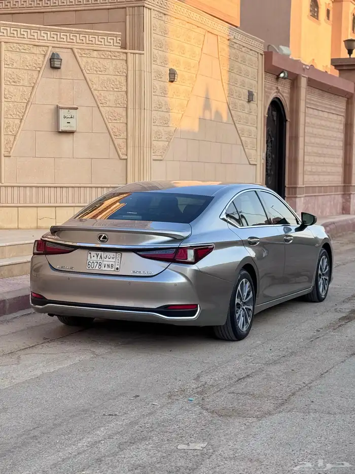 للبيع لكزس هايبرد 2023 4