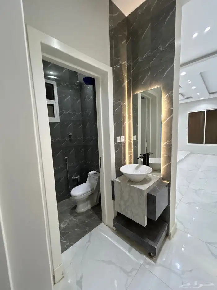 للبيع فلتين بالرياض حي الخليج 16