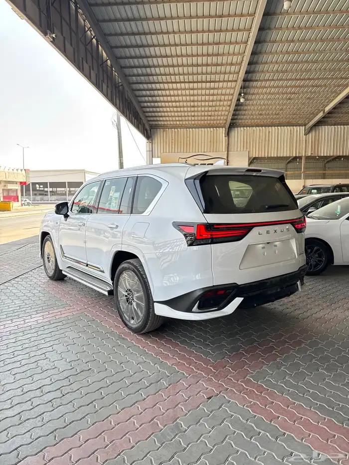 لكزس LX600 فئة F-SPORT بنزين 2025 3