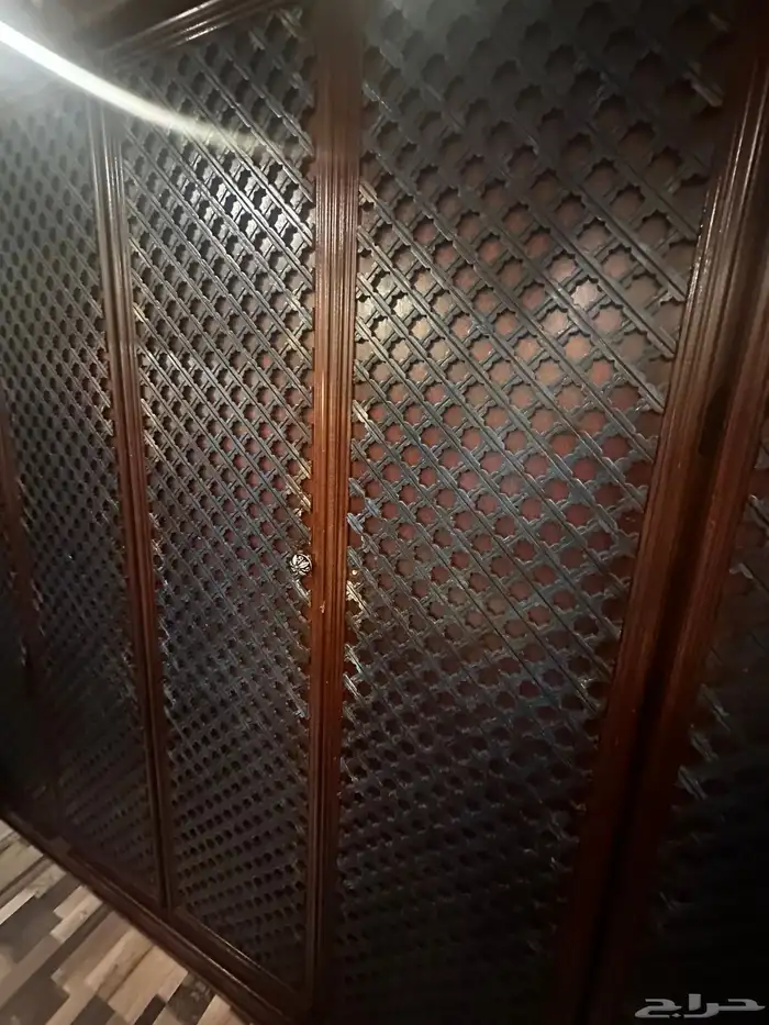 خزانة فخمة خشب طبيعي بنقوش شرقية أنيقة 3