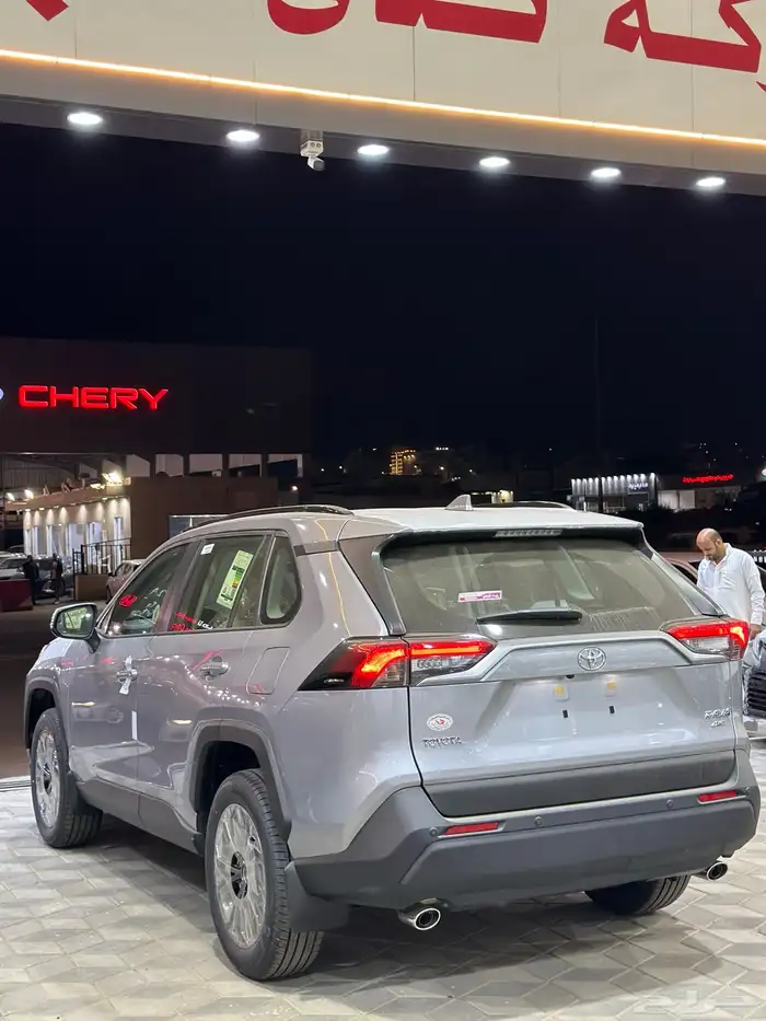 تويوتا راف فور XLI فتحة سقف الوان فضي موديل 2025 6