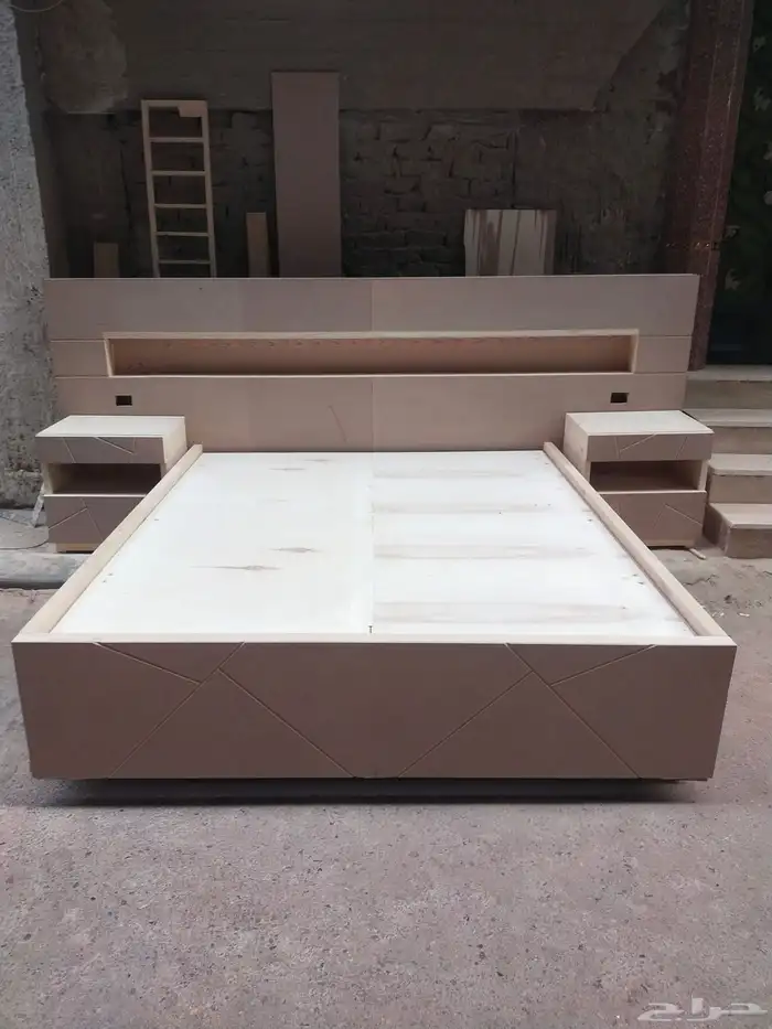 معلم ورشه نجاره مودرن لتفصيل الأبواب وغرف النوم والديكورات 9