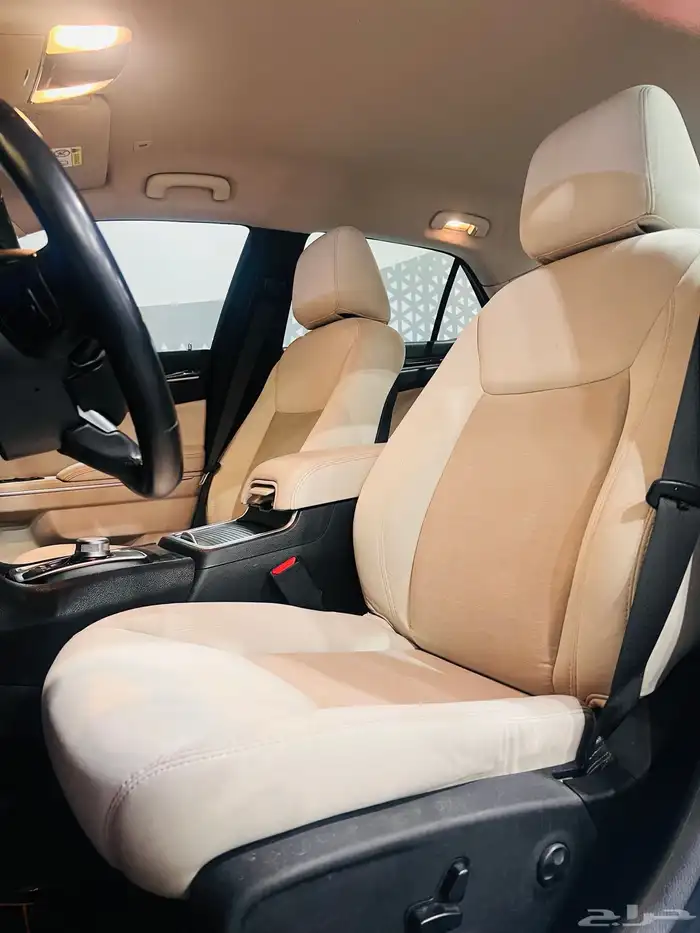 كرايزلر 2018 هيمي C300 V8 (بحالة ممتازة ) 4