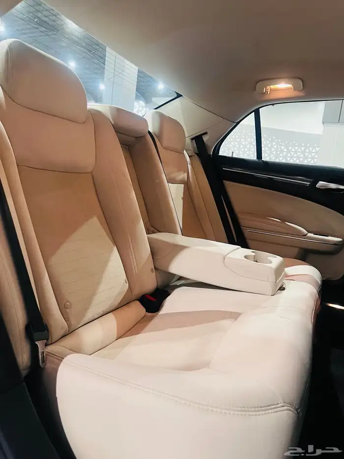 كرايزلر 2018 هيمي C300 V8 (بحالة ممتازة ) 13