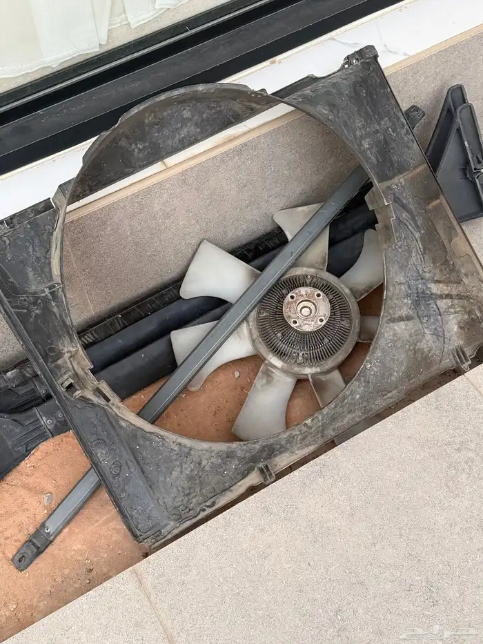 للبيع مروحة نيسان بثافندر 2001 مع قاعدتها وسلة علوية 0