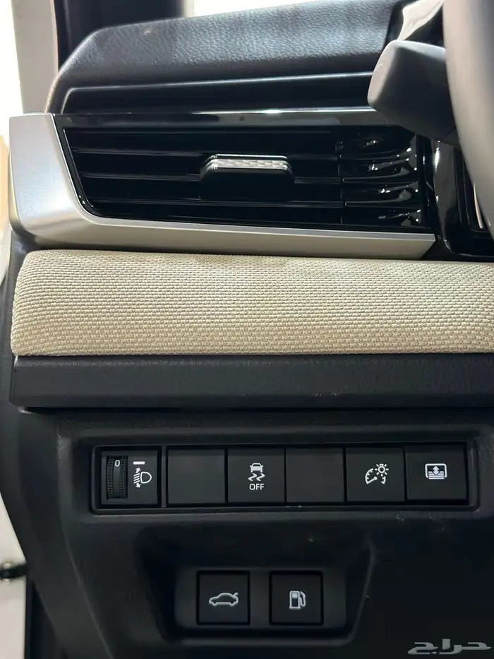 تويوتا كامري LE بنزين الوان ابيض موديل 2025 18