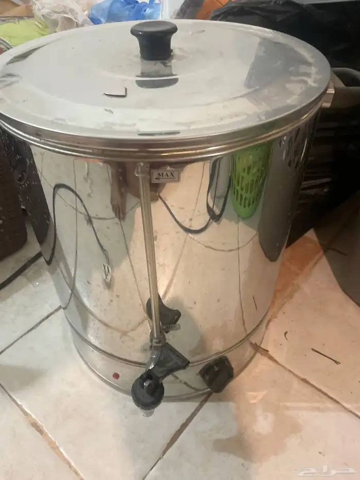 طاولات وكراسي ولمبات ع شكل اكواب وغلابه كبيره 10