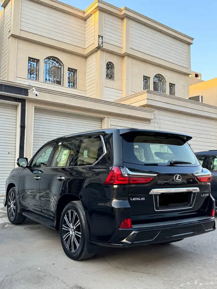 لكزس 2021 اسود 4