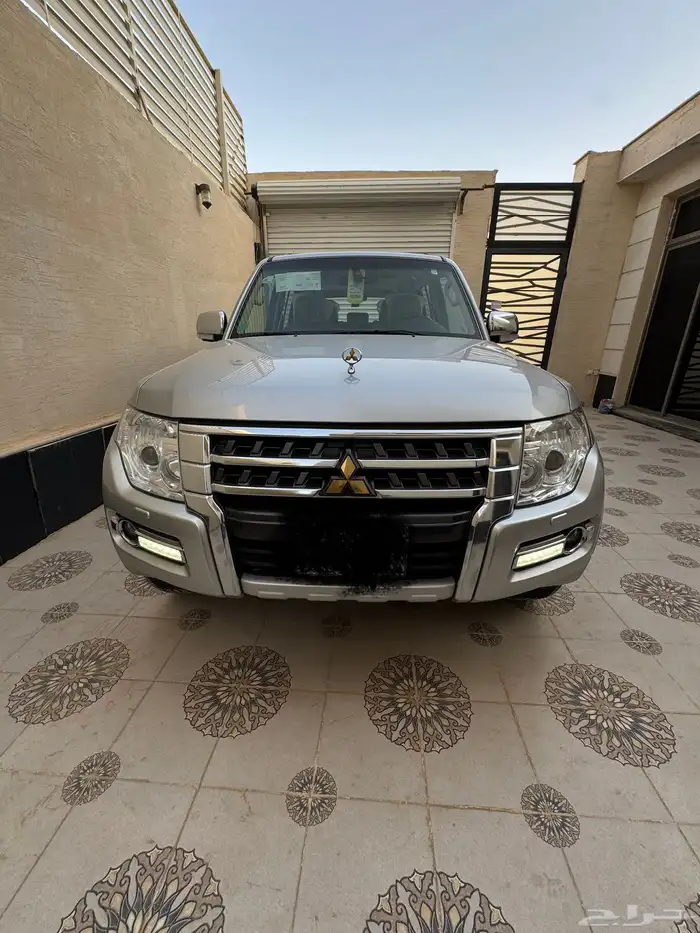 للبيع جيب مستوبيشي باجيرو فل كامل عداد قليل علامة ذهبيه 1