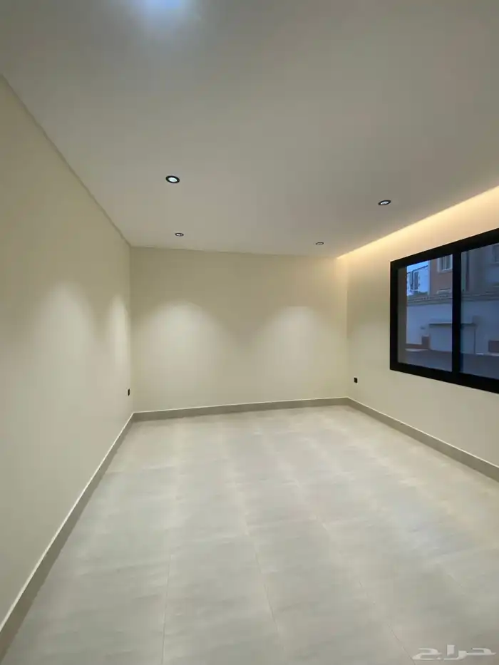 للبيع شقة دور ارضي مع سطح خاص تشطيب Vip في أبها حي البديع 4