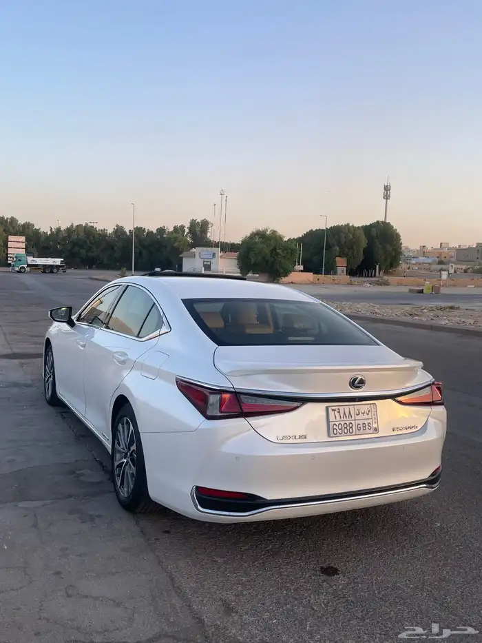 لكزس 2022 ES هايبرد 5