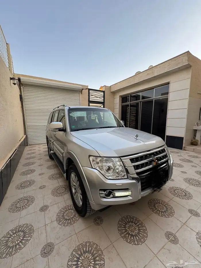 للبيع جيب مستوبيشي باجيرو فل كامل عداد قليل علامة ذهبيه 4