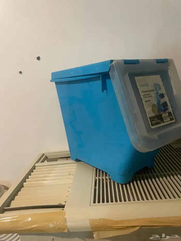 طاولات وكراسي ولمبات ع شكل اكواب وغلابه كبيره 6