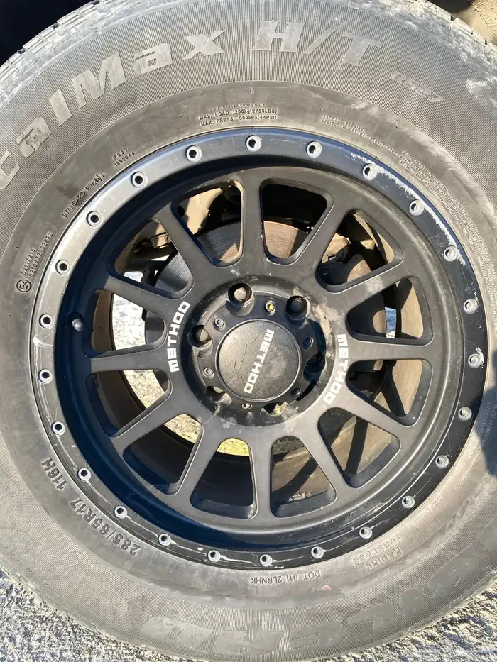 جنوط ميثود صيني مستعمل للبيع مع كفراتها 1