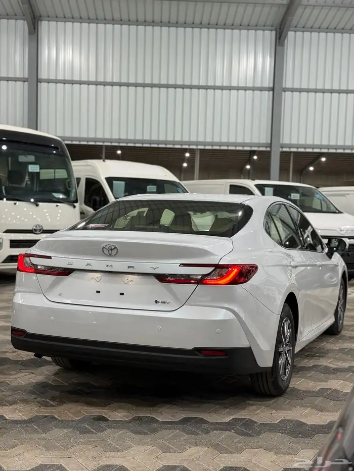 تويوتا كامري 2025 E هايبرد اصفار 4