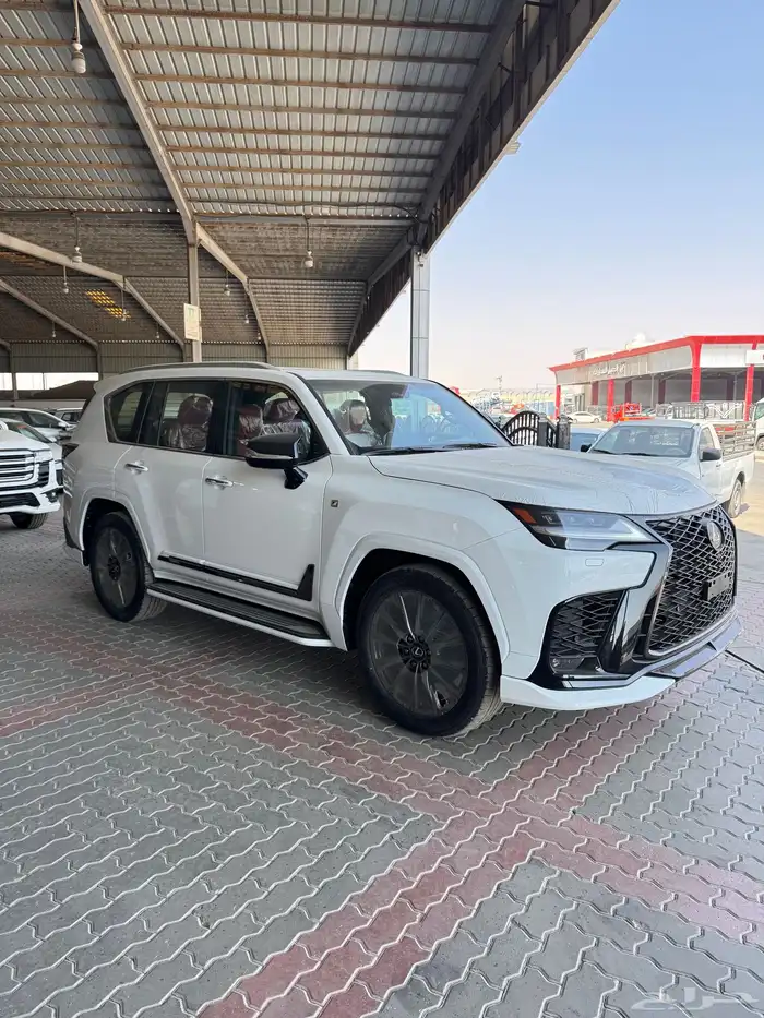 لكزس LX600 فئة F-SPORT بنزين 2025 1