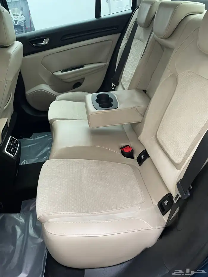 2018 رينو ميقان نص فل شاشة كبيرة 11