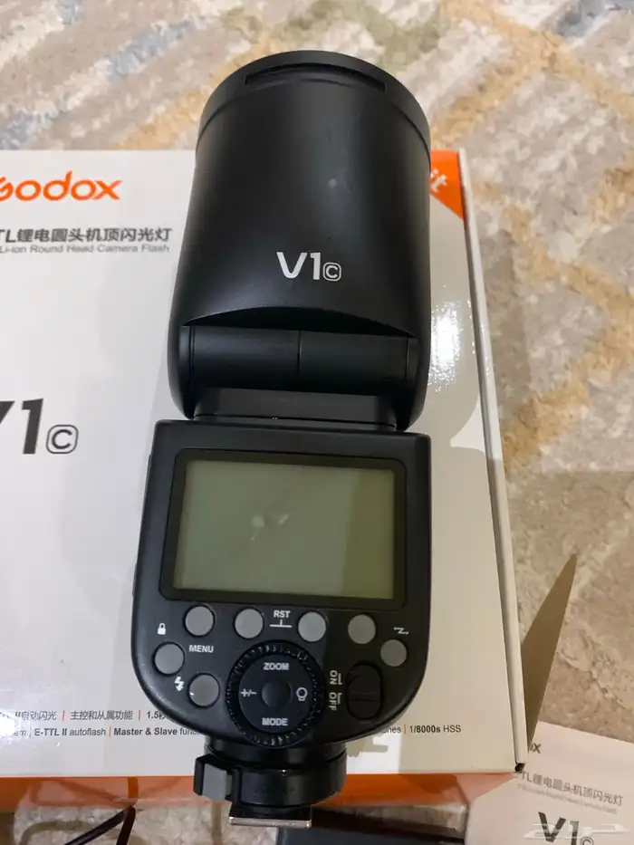 عدسات تصوير بحالة ممتازة وفلاش Godox V1C 24
