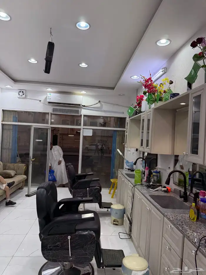 حلاق تقبيل مع كامل الاغراض الرياض النسيم 0