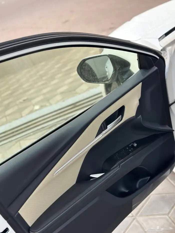 تويوتا كامري LE بنزين الوان ابيض موديل 2025 13