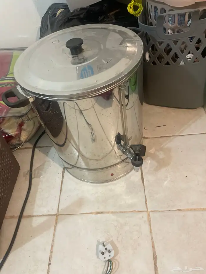 طاولات وكراسي ولمبات ع شكل اكواب وغلابه كبيره 11