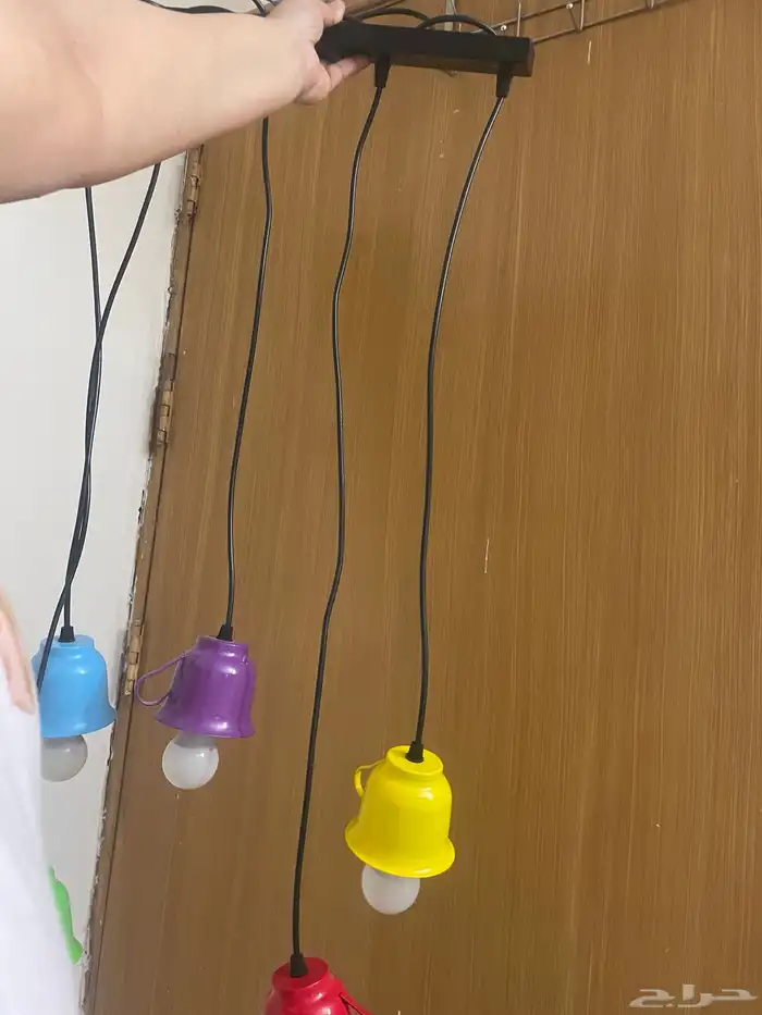 طاولات وكراسي ولمبات ع شكل اكواب وغلابه كبيره 2